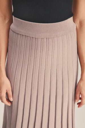 تنورة محبوكة بخصر مطاطي