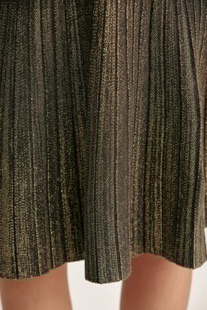 تنورة لامعة بخصر مطاطي