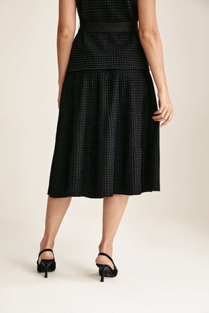 تنورة لامعة بقصة واسعة