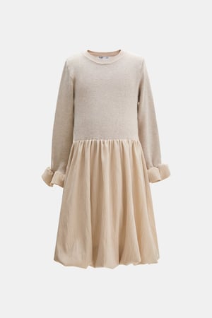 فستان بأساور كشكش