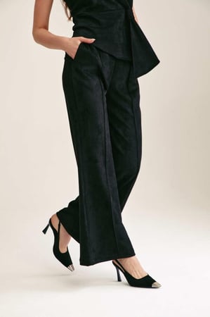 بنطلون بقصة واسعة من أسفل