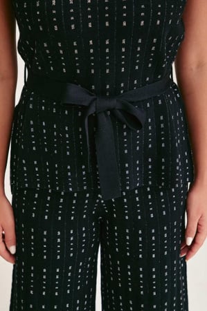 بلوزة منقطة بتفاصيل لامعة