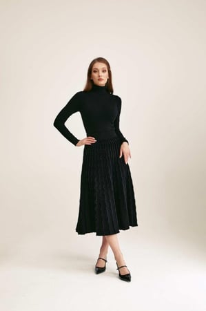 تنورة اسود كسرات