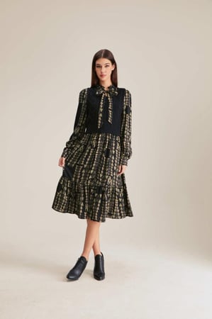 فستان مطبع مع سترة محبوكة