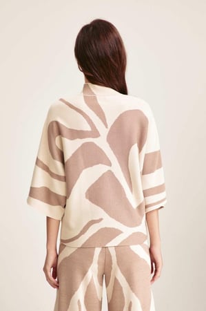 بلوزة محبوكة بنقوش مموجة