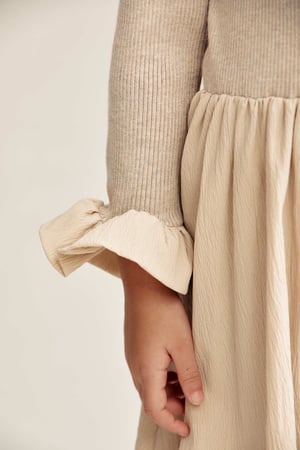 فستان بأساور كشكش