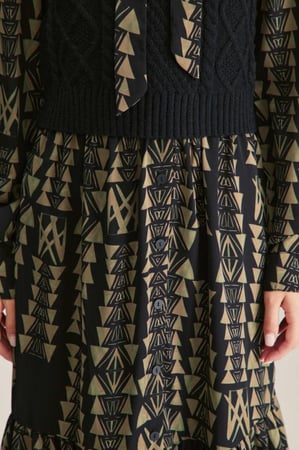 فستان مطبع مع سترة محبوكة