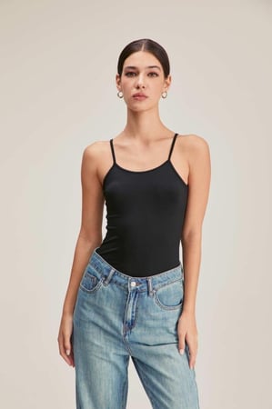 بلوزة بيسك بحمالات