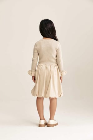 فستان بأساور كشكش