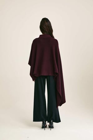 بلوزة كيب بقصة غير متماثلة