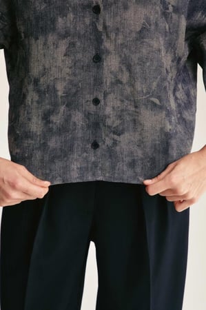 قميص مطبع بقصة واسعة