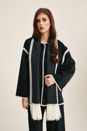 جاكيت مع وشاح بشراشيب