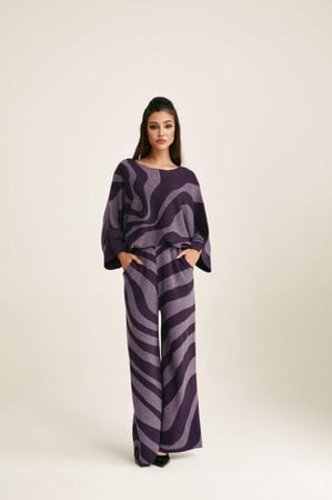 بلوزة واسعة بنقوش مموجة