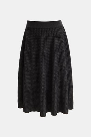 تنورة لامعة بقصة واسعة