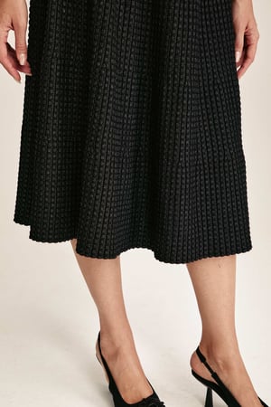 تنورة لامعة بقصة واسعة