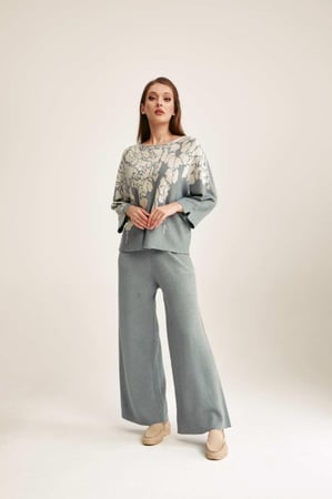 بنطلون واسع مزين بنقوش