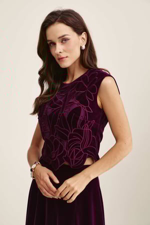 بلوزة مخمل مُطرزة