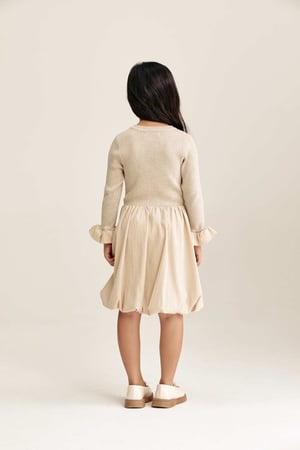 فستان بأساور كشكش