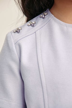 فستان بأكتاف مزينه بالكريستال