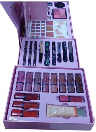 بيوتي بوكس طقم مكياج احترافي متكامل طقم يحتوي كل قطعة تحتاجيها