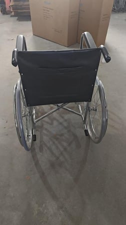 كرسي حمام حرم متحرك جلد