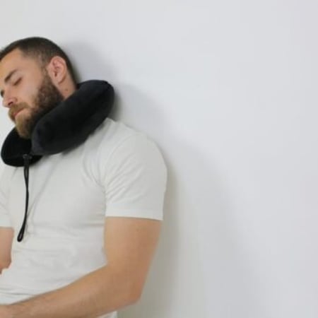 وسادة السفر الطبية للرقبة ميمورى فوم للسفر الطويل ماكس كمفورت لدعم الرقبة مناسبة للنوم اثناء رحلات السفر توفر اقصى درجات الراحة للرقبة والعمود الفقري