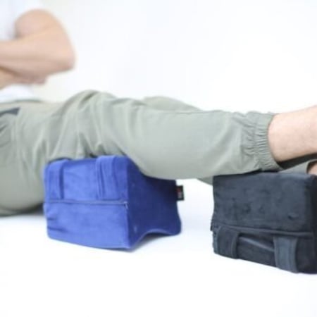 وساده طبيه للركبه مصنوعه من ماده خام عاليه الجوده مزود بغطاء خارجي من القماش الفاخر قابل للغسيل.