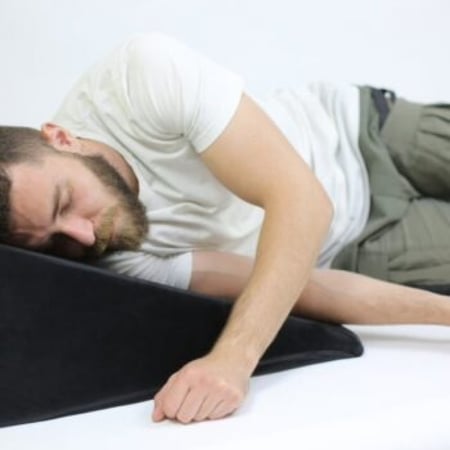 وسادة طبية مضادة للإرتجاع المريئى لحل أعراض الارتجاع المريئي وتقويم العظام من خلال دعم ورفع الجزء العلوي من الجسم وذلك بالحفاظ على الأحماض داخل المعده.