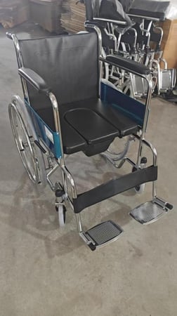 كرسي حمام حرم متحرك جلد