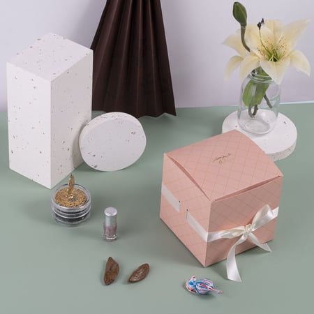 علبة التوزيعات الفاخرة بختم " عيدكم مبارك" لون وردي بنمط ذهبي