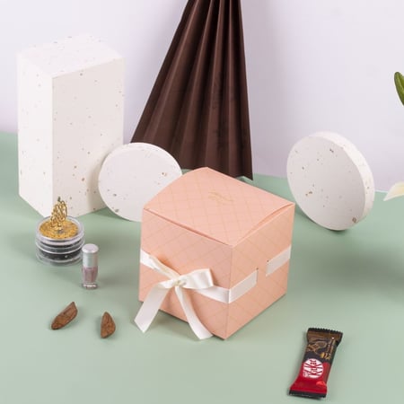 علبة التوزيعات الفاخرة بختم " عيدكم مبارك" لون وردي بنمط ذهبي