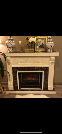 ديكور خشبي ببديل رخام بني مع جهاز تدفئة