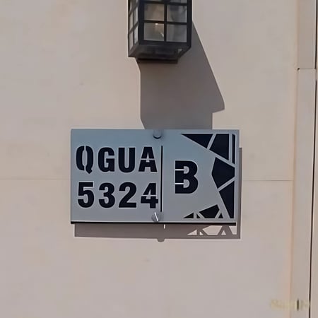 لوحة عنوان بيتك ورقم الفلة  ( 10 )