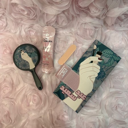 توزيعات العيد للكبار ( مراية وكريم يد ومبرد )