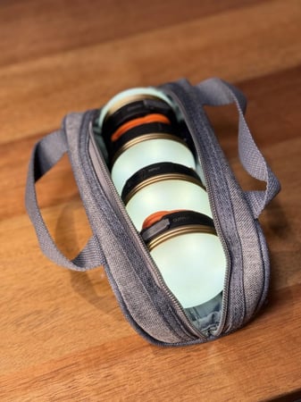 طقم 4 فوانيس رحلات COB بقوة 1800mAh - إضاءة دافئة مع ميزة شاحن طوارئ وحقيبة عروق الشمال