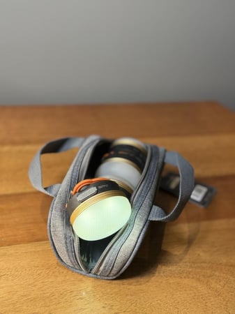 طقم 4 فوانيس رحلات COB بقوة 1800mAh - إضاءة دافئة مع ميزة شاحن طوارئ وحقيبة عروق الشمال