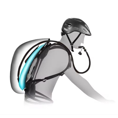Cyclist wearing hydration backpack حقيبة ظهر للماء لراكبي الدراجات