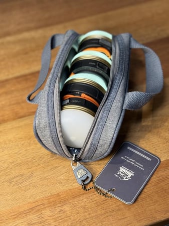 طقم 4 فوانيس رحلات COB بقوة 1800mAh - إضاءة دافئة مع ميزة شاحن طوارئ وحقيبة عروق الشمال