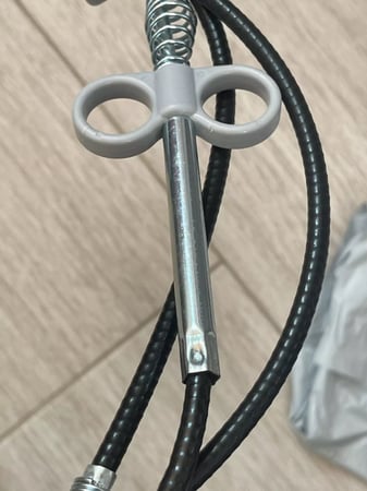 سلك تسليك معدني مرن بـ مقبض يد و رأس لاقط بـ 4 اذرع لتسليك وإزالة الانسدادات بالاحواض والمواسير بطول 160 سم