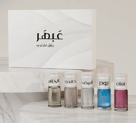 بوكس مسك الأنوثة الفاخر من مسك عبهر يحتوي على 5 عبوات مسك وكيس للإهداء