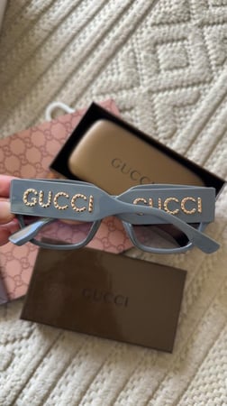 نظارة قوتشي فخمة جدا مع ملحقات