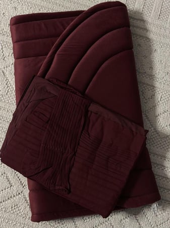 طقم صلاة برغندي  + سجاد مع شرشف مرد ربطة