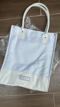 شنطة لاكوست اصلية ١٠٠