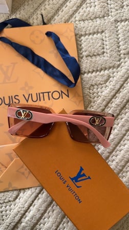 نظارة  فخمة لويس فيتون   جدا مع ملحقات