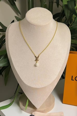 عقد لؤلؤ LV