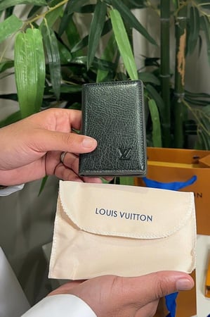 محفظة LV الوان