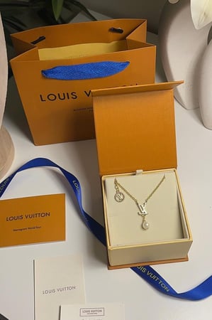 عقد لؤلؤ LV