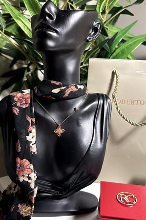 سلسال وحلق روبيرتو كوين