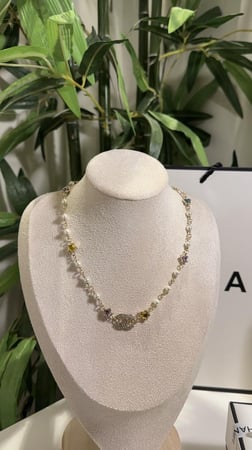 عقْد شـانيل ملون