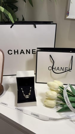 عقْد شـانيل ملون